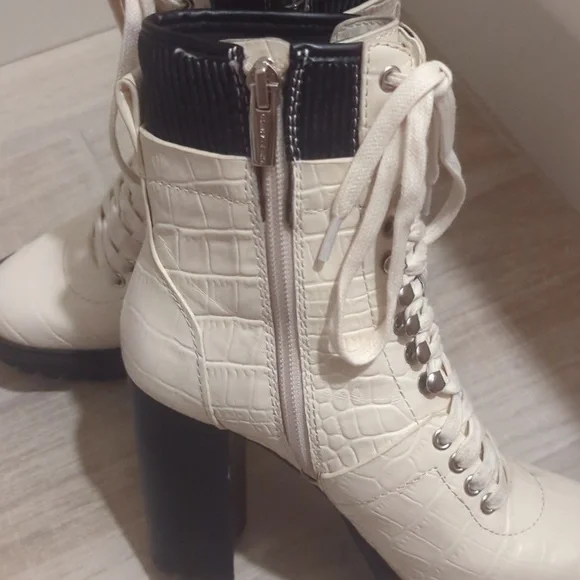 NWOT Vince Camuto Women's Ermania Combat Block Heel Platform Boots - Size 5 - Picture 5 of 8